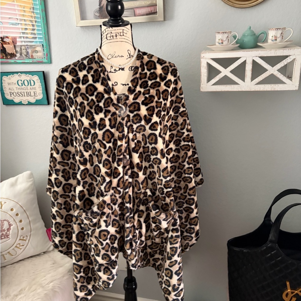 Chic Leopard Print poncho/cover up with pockets! 
One size fit all very trendy!🔥
